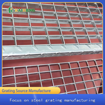 پله پله نردبان فولاد ضد زنگ T3 برای استفاده در فضای داخلی در کارگاه کارخانه شیمیایی